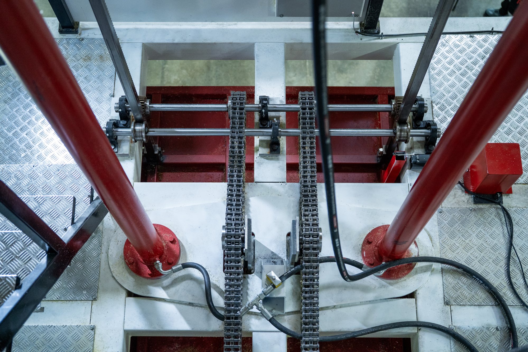 Thanks to its 25-ton hydraulic pressure force, it compresses the material evenly and firmly. It maintains quality standards even in high-density production.