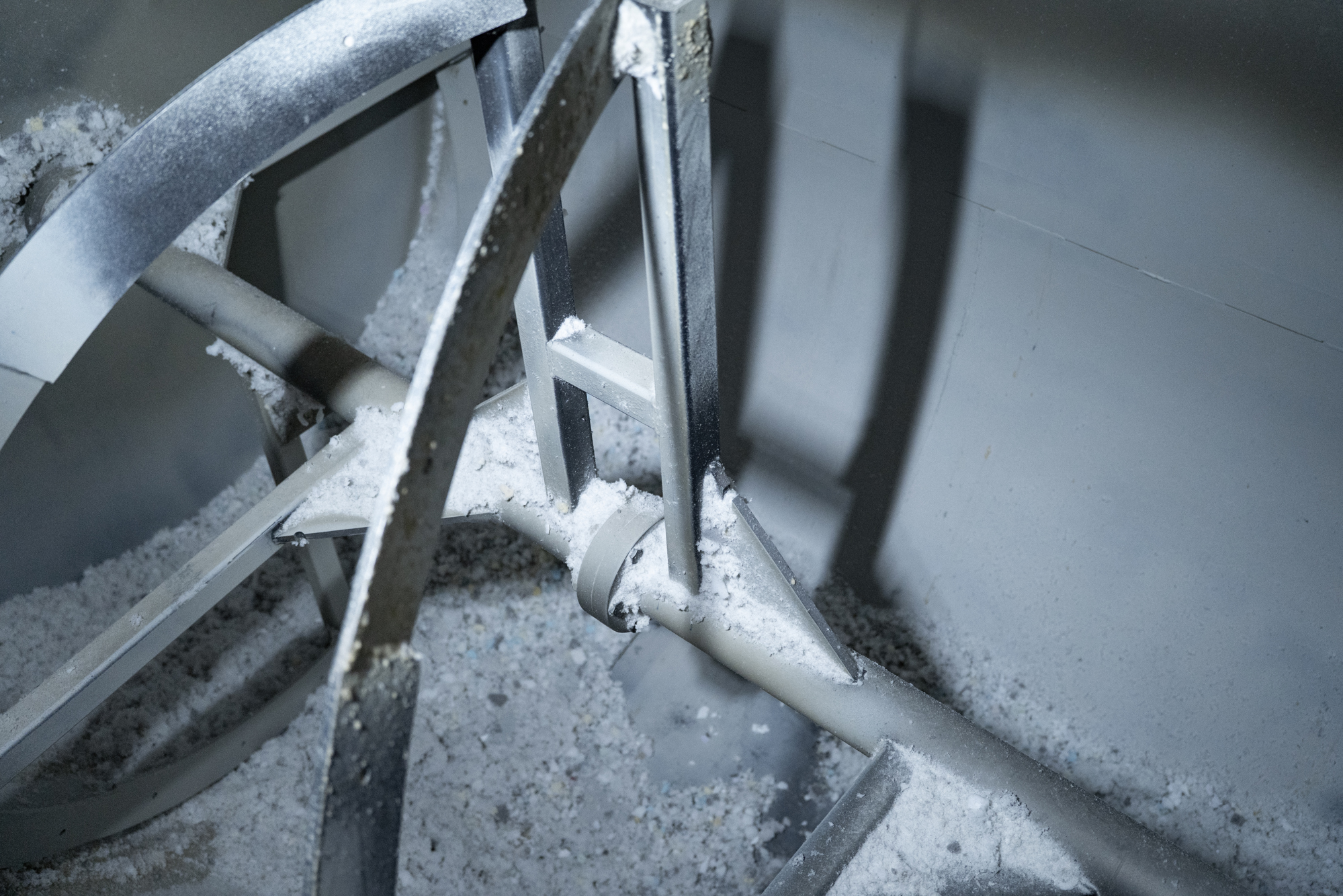 With the automatic weighing system, it ensures precise mixing according to the recipe. It minimizes operator error and provides continuity in production.