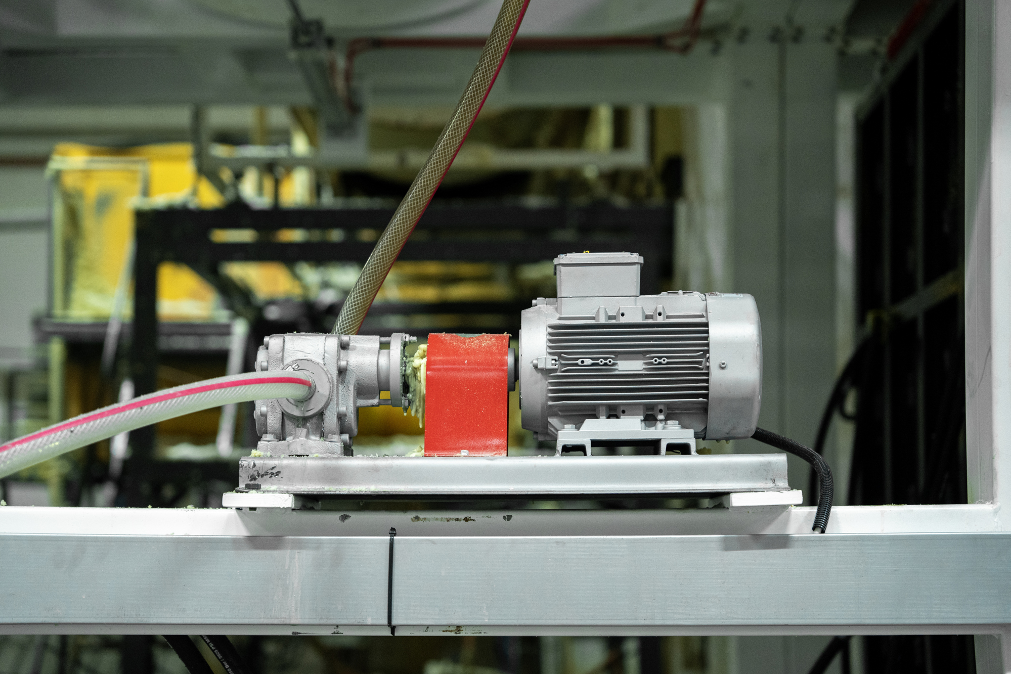 The high-efficiency glue pump system ensures homogeneous and controlled application of the material. It improves production quality and optimizes costs by delivering maximum performance with minimal waste.