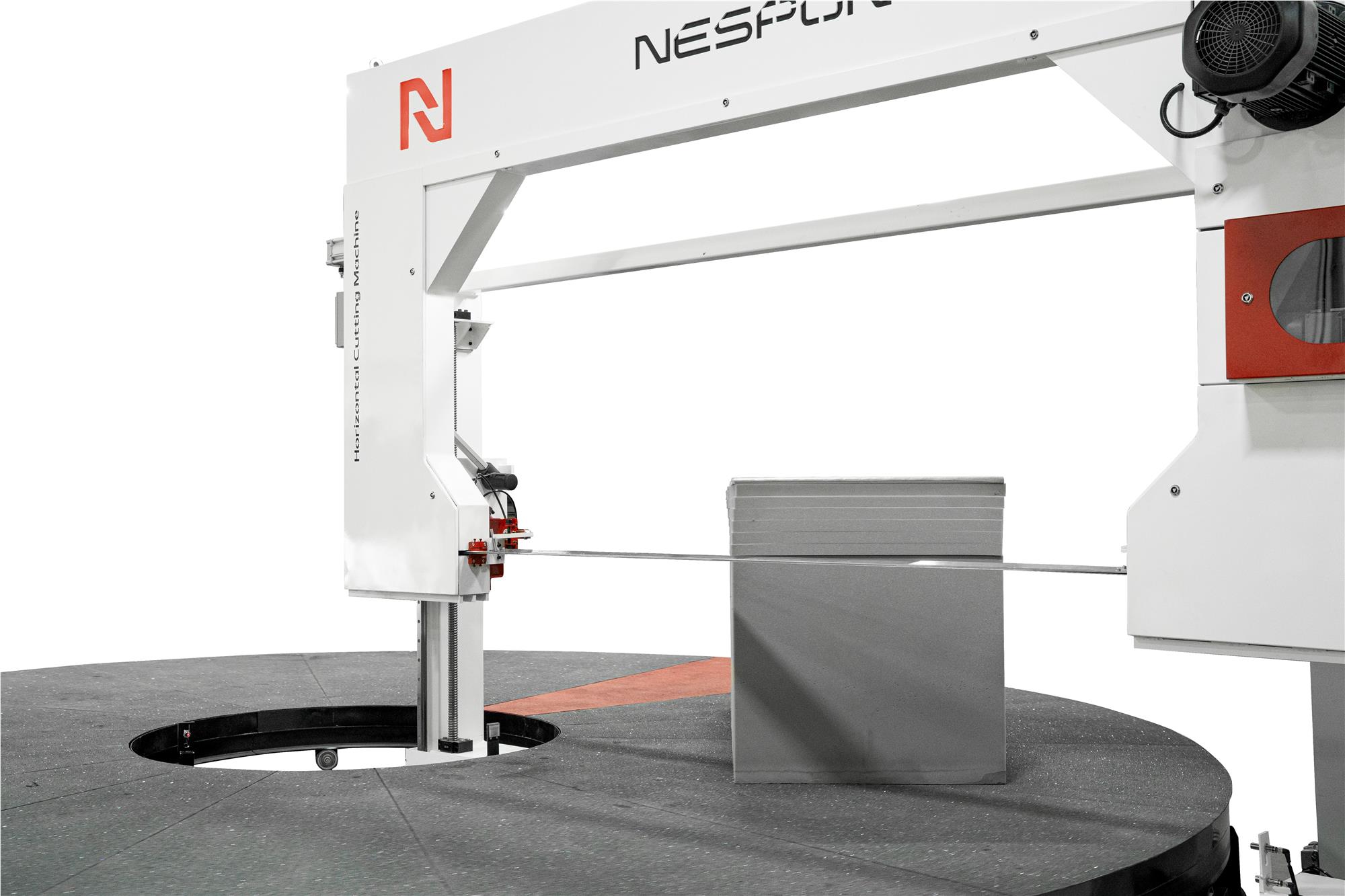 Thanks to a 40 m/min bridge movement speed and an optimized automatic table rotation system, it is fully compatible with high-speed production processes. The SiC-coated table surface and vacuum system prevent foam from slipping and increase cutting precision. This results in improved cutting quality and reduced material waste.