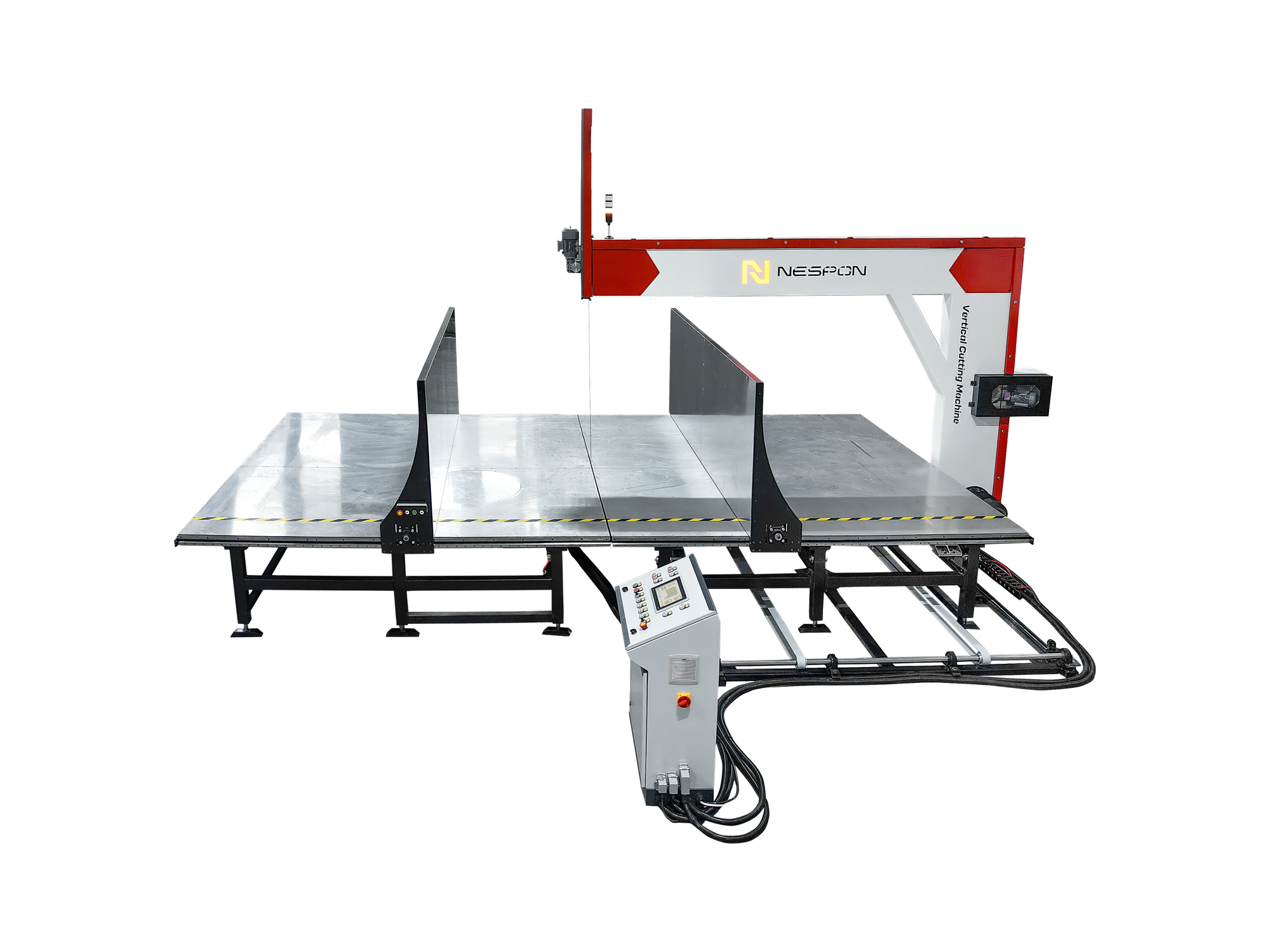 1400 x 2500 x 2600 mm çalışma alanı sayesinde büyük blok süngerler rahatlıkla işlenir. Sağlam gövde yapısı ve hassas ray sistemi, kesim sırasında titreşimi minimuma indirerek düzgün ve kaliteli sonuçlar elde edilmesini sağlar.